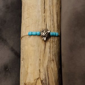 Pulsera Color Celeste con un Leopardo - Hecha a Mano